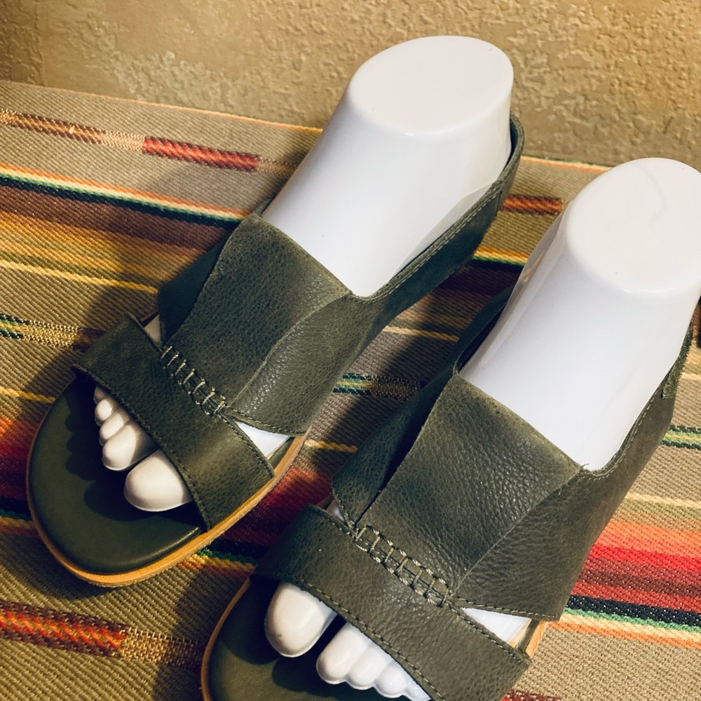 NEW Clarks Artisan 7 Sultana Rayne sandal olive green pebbled leather